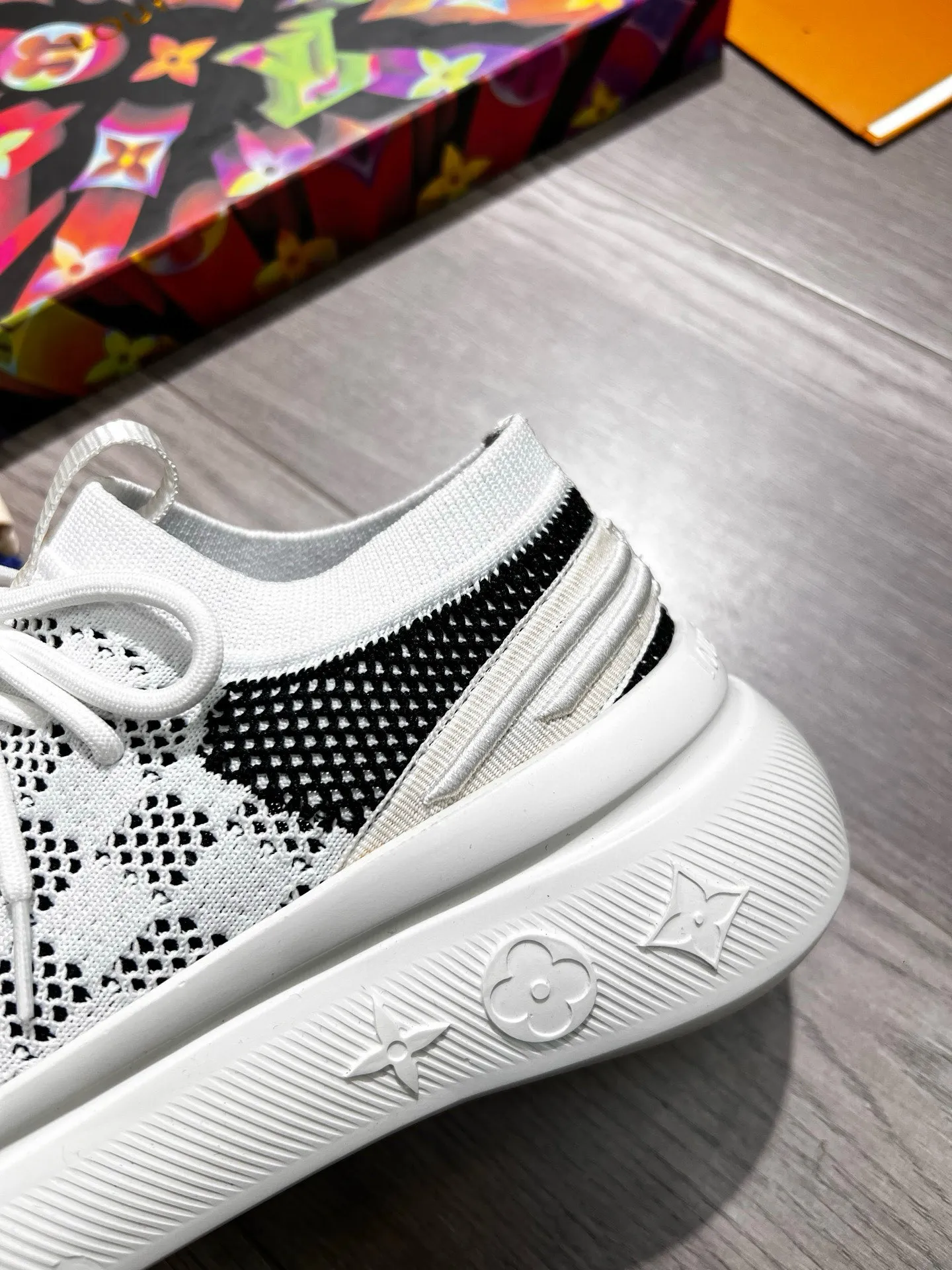 Ex-factory price: 460💰◾️▫️Lv~ Brand new low-cut men’s socks and shoes👟, made of special elastic knitted fabric consistent with the high-end original version, thickened and thickened to ensure multi-season practicality and wrinkle resistance, and will never deform or become loose after repeated stretching! It feels light and comfortable on your feet! Four colors available, Size: 38-45 (45 is custom-made and cannot be returned or exchanged)